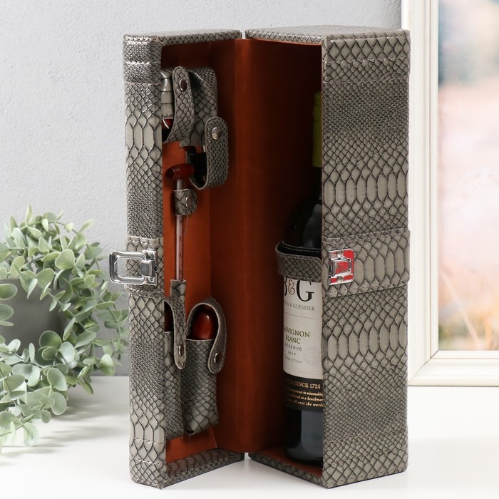 Шкатулка дерево, кожзам под бутылку Шкатулка дерево, кожзам под бутылку "Серая змея" 5 предметов 35,5х15х11,5 см