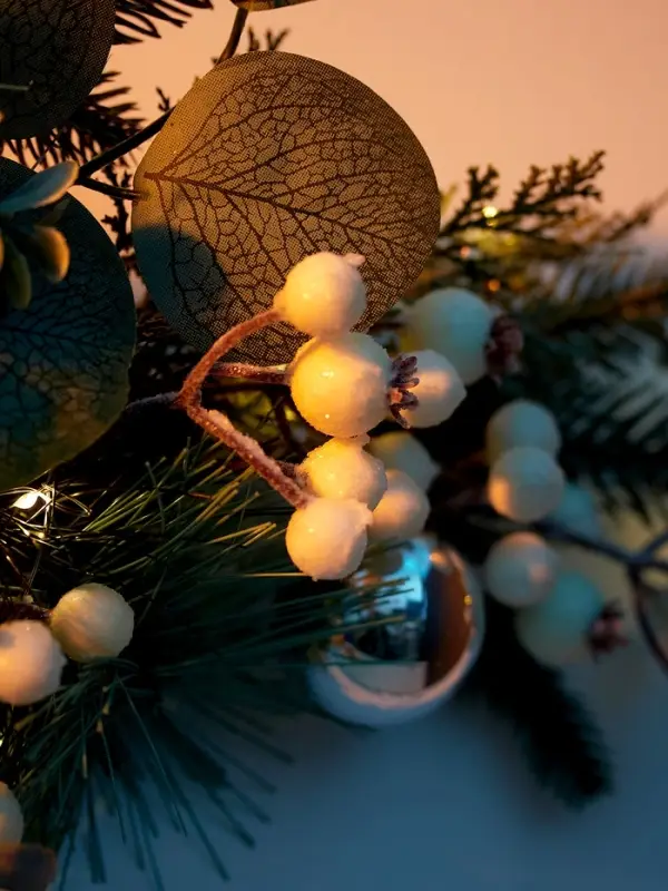 Декор настенный «Снежноягодник», 72×20 см, 18 LED, от батареек CR2032×2, свечение тёплое белое Декор настенный «Снежноягодник», 72×20 см, 18 LED, от батареек CR2032×2, свечение тёплое белое