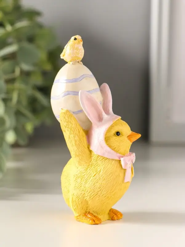 Сувенир полистоун "Цыплёнок в розовой шапке с заячьими ушками несёт яичко" 10,5 см