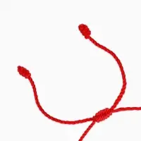 Браслет-оберег &laquo;Красная нить&raquo; узел/бусина/глаз,  цвет красно-бело-синий в золоте