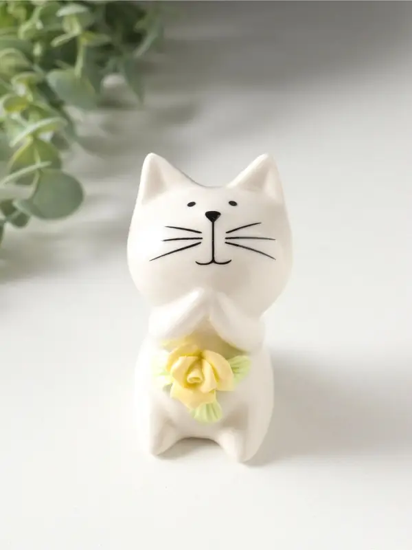 Сувенир керамика "Белый котёнок с желтым цветочком" 5,2х5х7,6 см