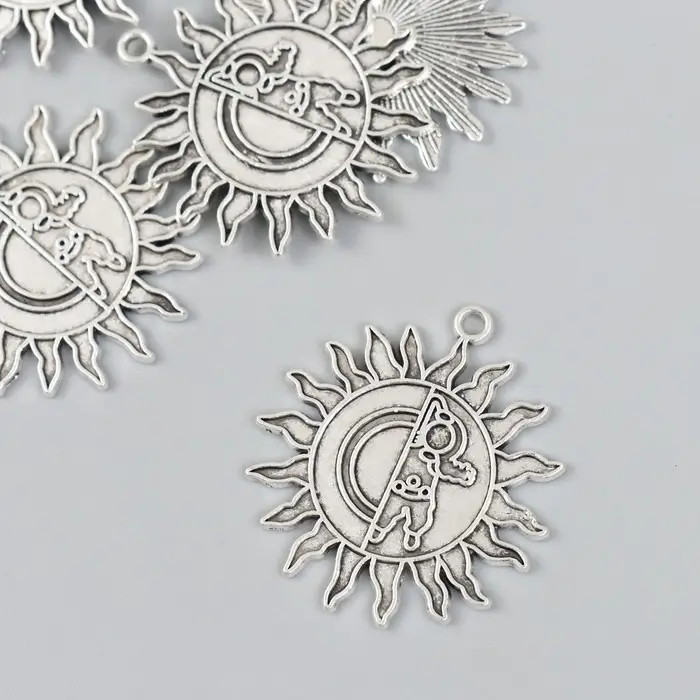 Металлический элемент, декоративная подвеска «Арт Узор. Солнце и космонавт», серебро, 3×3.3 см