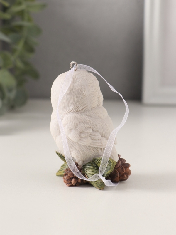 Сувенир полистоун подвеска "Белая сова с сосновыми шишками" 5,5х4х7,5 см