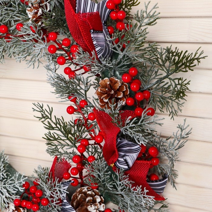 Венок новогодний d- 32 см  Венок новогодний d- 32 см "Уютная сказка" полосатые ленты шишки