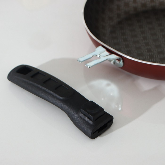 Сковорода «Хозяюшка», d=20 см, съёмная ручка, антипригарное покрытие, цвет бордовый Сковорода «Хозяюшка», d=20 см, съёмная ручка, антипригарное покрытие, цвет бордовый