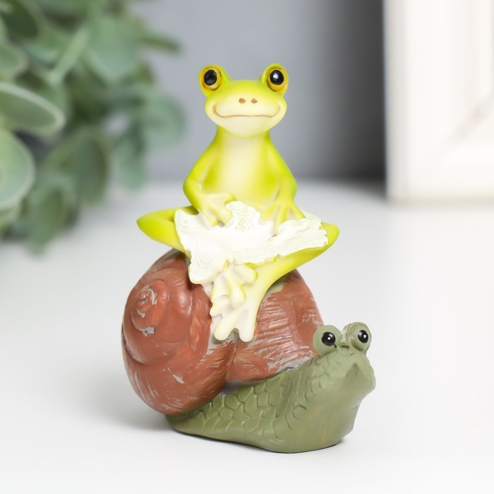 Сувенир полистоун Сувенир полистоун "Лягушонок на улитке" 7,5х3,8х7 см
