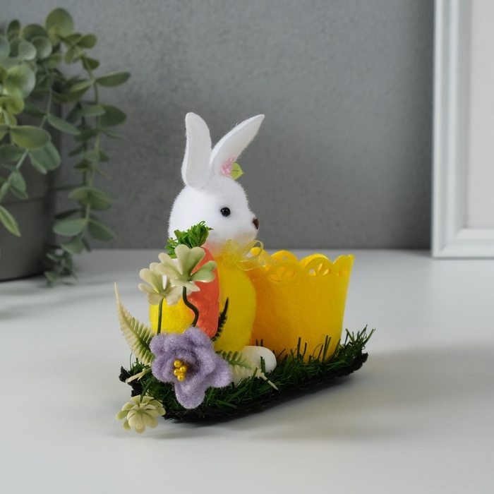 Сувенир  Сувенир "Зайка с морковкой около корзинки" 5х11,5х13,5 см