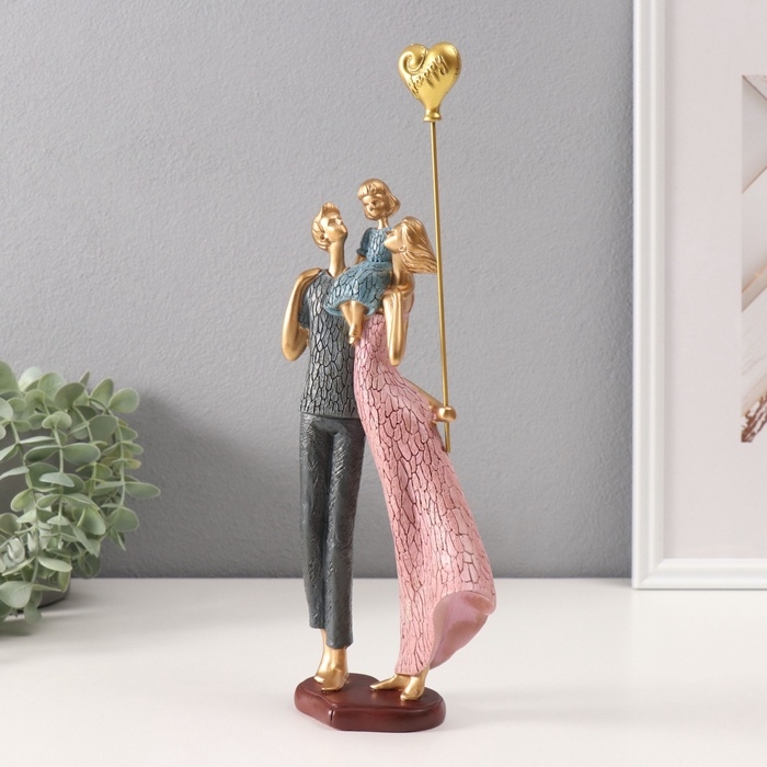 Сувенир полистоун  Сувенир полистоун "Пара с дочкой и с шариком" 6х12,5х33,5 см