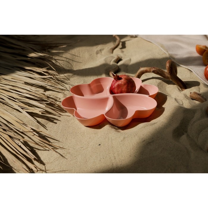 Менажница «Сердце», 22,5×3 см, 4 секции, цвет МИКС