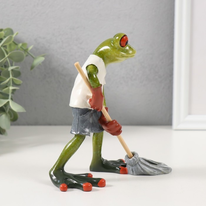 Сувенир полистоун лак  Сувенир полистоун лак "Лягушонок с шваброй" 13х7,5х14 см