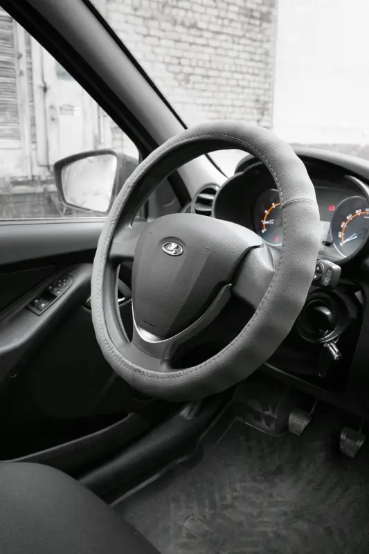 Оплетка на руль (нат. кожа) AVS GL-165L-GR (размер L, серый) - Серия "Classic"