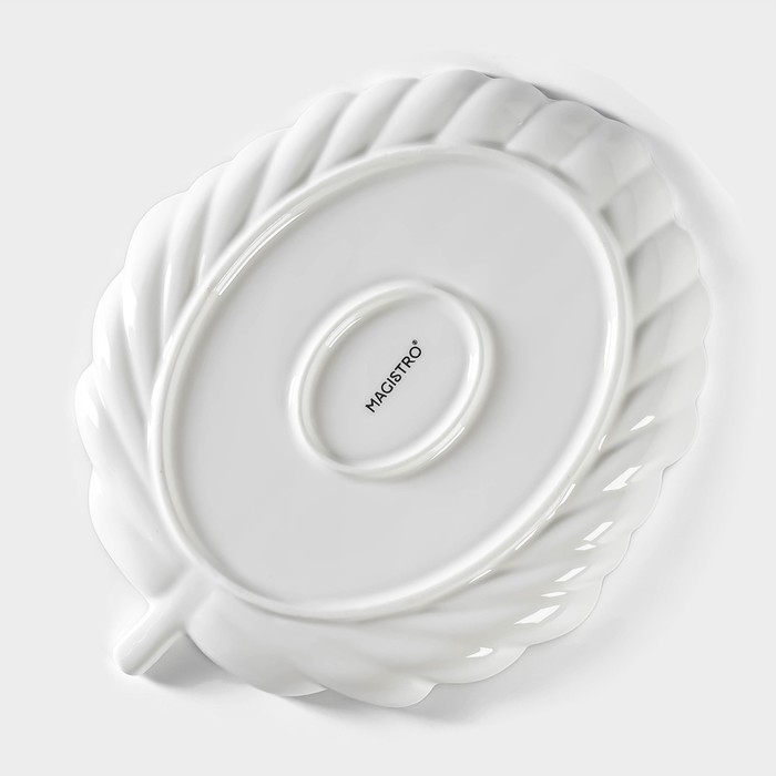 Блюдо фарфоровое для подачи Magistro «Герань Бланш», d=22,4 см, цвет белый Блюдо фарфоровое для подачи Magistro «Герань Бланш», d=22,4 см, цвет белый