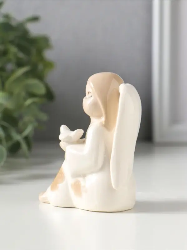 Сувенир керамика "Девочка-ангел в платье с бабочками, с голубем на руке" 7х5,4х7,8 см