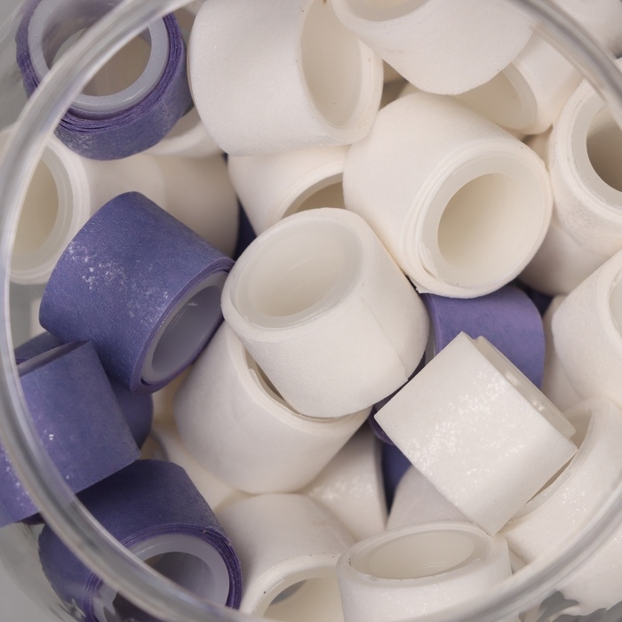 Клейкая лента пластик в банке  Клейкая лента пластик в банке "Белый и фиолетовый" н-р 40 шт 1,2 см, дл. 0,9 м 7х7х9 см