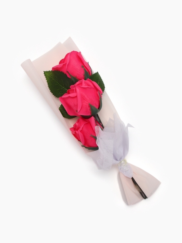 Букет из трех мыльных фуксия роз в колбе.