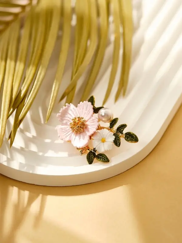 Брошь &laquo;Цветы на ветке&raquo;, розовая, белый в золоте