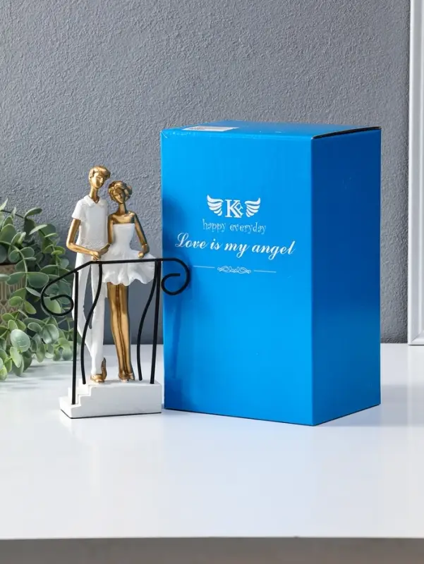 Сувенир полистоун "Парочка стоит на лестнице с перилами" бело-золотой 4,4х12,5х21 см