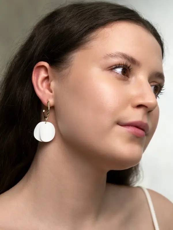 Серьги &laquo;Лепесточки на кольце&raquo;, белые в золоте