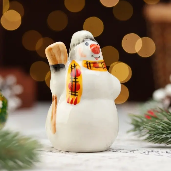 Сувенир "Снеговик с метлой", 10 см, фарфор