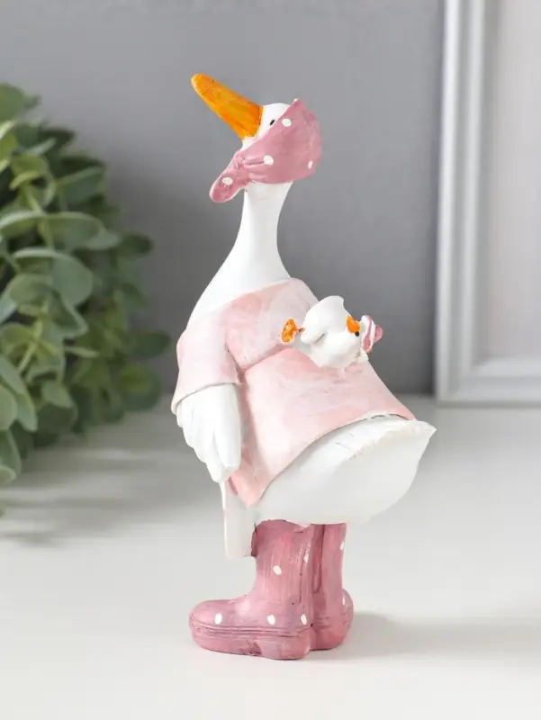 Сувенир полистоун "Гусыня в розовой косынке, с малышом на спине" 9х6,5х15 см