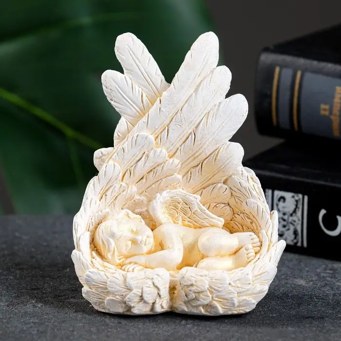 Фигура "Ангел в крыльях спит" позолота, 9х7х4см