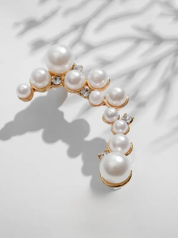 Серьга кафф &laquo;Жемчужное сокровище&raquo;, цвет белый в золоте