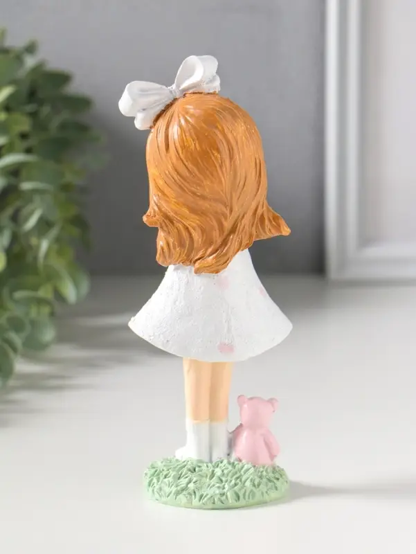 Сувенир полистоун "Малышка в платье в горох, с бантом в волосах, с мишкой" 6,5х4,5х16,8 см   1092990