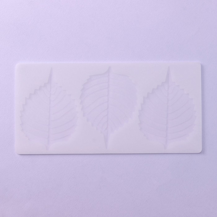 Форма для шоколада «Тополиный лист», силикон, 3 ячейки, 23×11×0,3 см, цвет белый