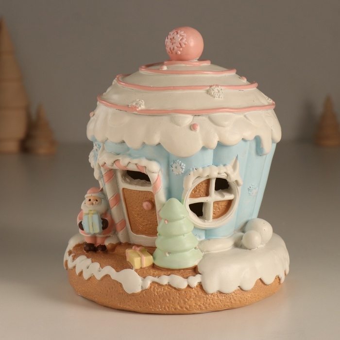 Сувенир полистоун свет Сувенир полистоун свет "Пряничный домик-кекс, с дедом Морозом" зефирный 12х12х14 см