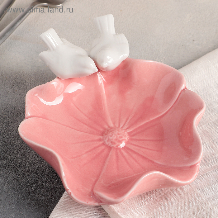 Блюдо керамическое «Голубки на цветке», 14×14 см, цвет розовый Блюдо керамическое «Голубки на цветке», 14×14 см, цвет розовый