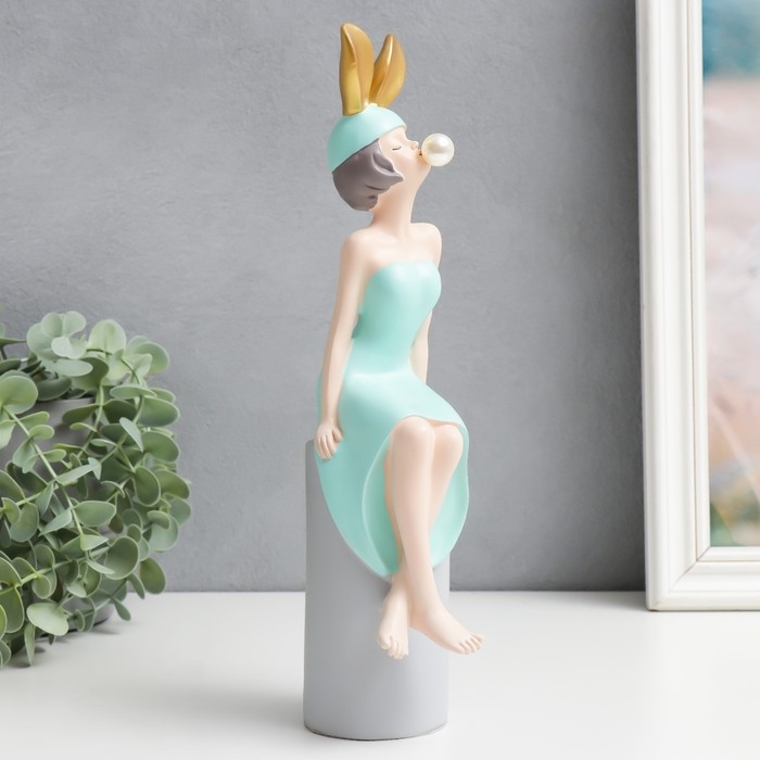 Сувенир полистоун  Сувенир полистоун "Девушка ушки зайки, с пузырём на колонне" МИКС 29х7х10 см