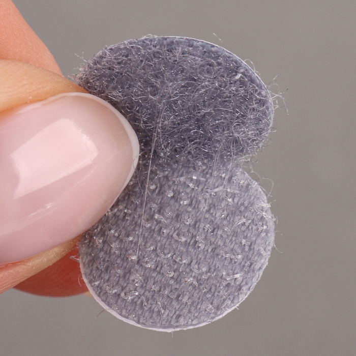 Липучка на клеевой основе «Круг», набор 55 шт., размер 1 шт: 1,5 × 1,5 см, цвет серый Липучка на клеевой основе «Круг», набор 55 шт., размер 1 шт: 1,5 × 1,5 см, цвет серый