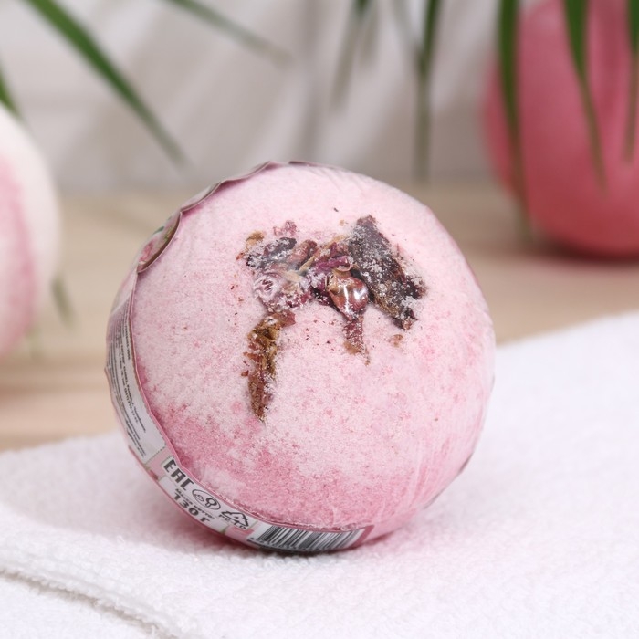 Бомбочка для ванн Laboratory Katrin двухцветная, с лепестками роз, 120 г Бомбочка для ванн Laboratory Katrin двухцветная, с лепестками роз, 120 г