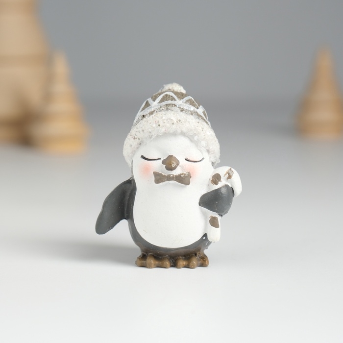 Сувенир полистоун Сувенир полистоун "Пингвин в шапке, с леденцом" 3,5х2,5х4,6 см