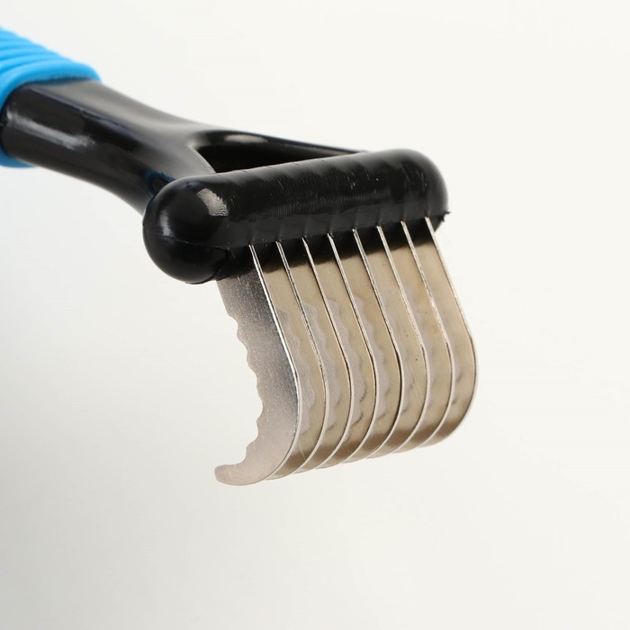 Колтунорез загнутый, 8 лезвий, 5,5 х 15 см, чёрно-синий Колтунорез загнутый, 8 лезвий, 5,5 х 15 см, чёрно-синий