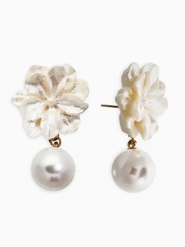 Серьги &laquo;Цветок с жемчугом&raquo;, цвет молочный в золоте
