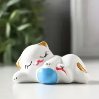 Фигурка керамика &laquo;Котик с мячом лёжа&raquo;, 7 см, белый, МИКС