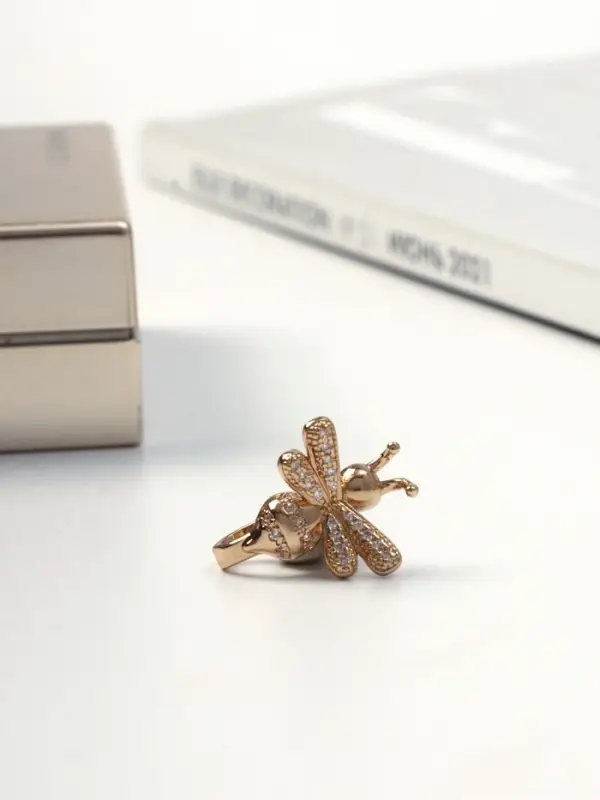 Серьга кафф &laquo;Пчела&raquo;, белая в золоте