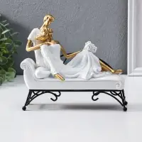 Сувенир полистоун "Парочка лежит на кушетке" бело-золотой 7х21,5х18,5 см