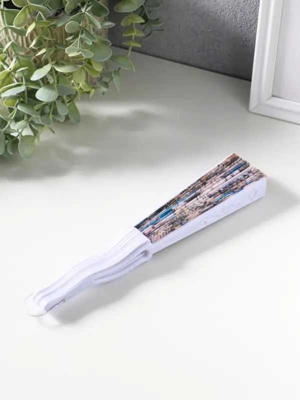 Веер складной &laquo;Синие бабочки и старые газеты&raquo;, 22.5 см