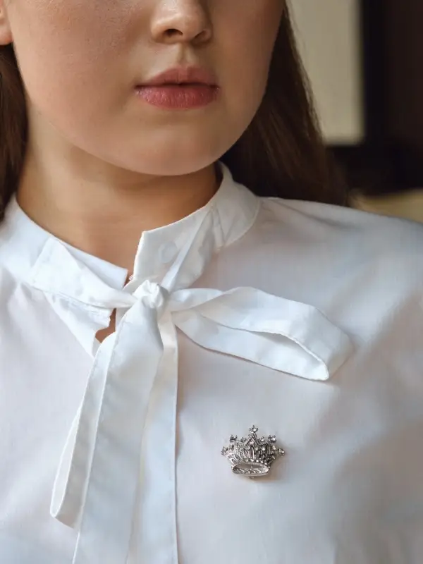 Брошь &laquo;Корона&raquo;, изыск, белая в серебре