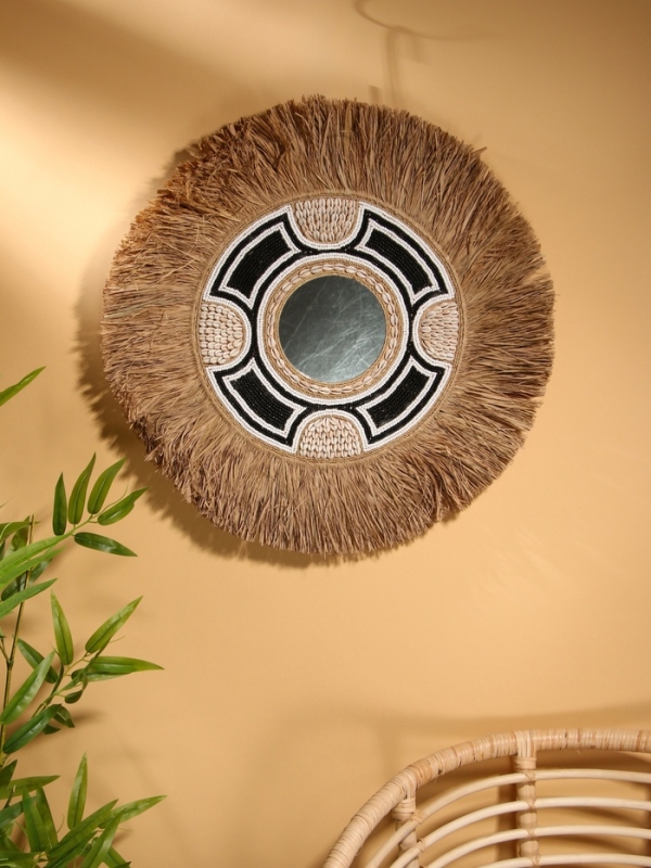 Зеркало настенное 60 см (декорировано ракушкой и бисером)