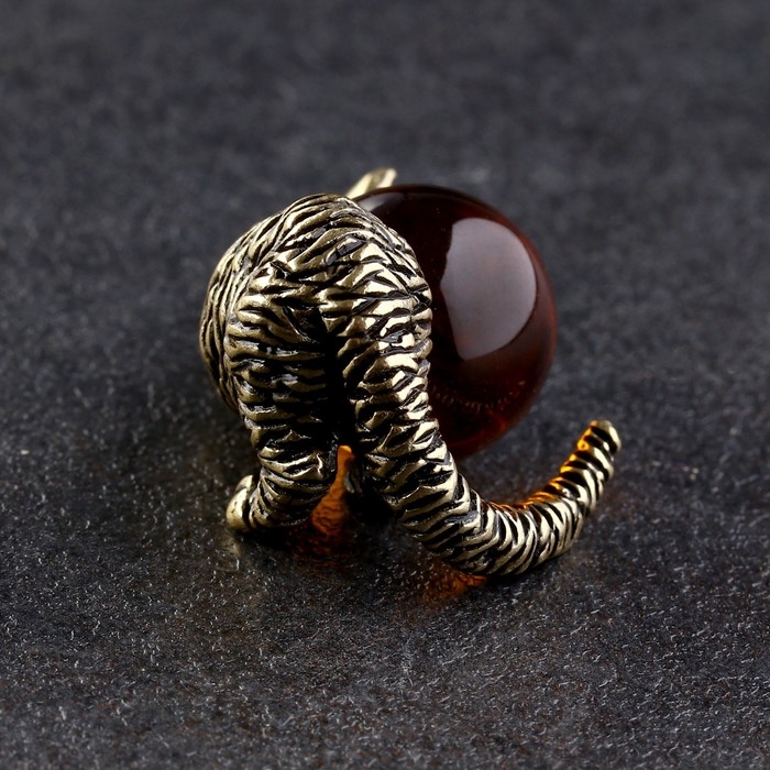 Сувенир Сувенир "Кот с мячом", латунь, янтарь