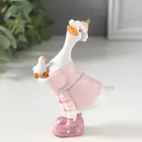 Сувенир полистоун "Гусыня в розовом платье с передником, с малышом" 6х4х9,5 см