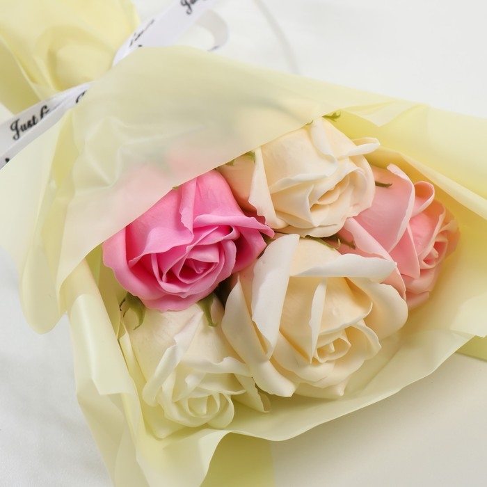 Букет из мыльных лепестков Букет из мыльных лепестков "Розы" в коробке с ручкой 8,5х18х25 см