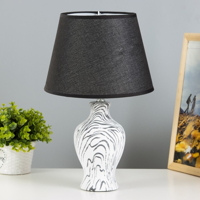 Настольная лампа Настольная лампа "Власта" E14 40Вт белый-черный 23х23х36 см RISALUX