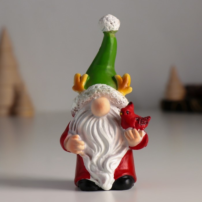 Сувенир полистоун Сувенир полистоун "Гном в зелёной шапке с рожками, с птичкой" 4х5,5х10,5 см