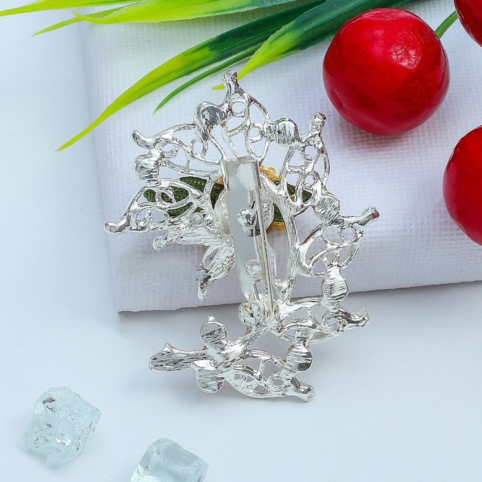 Брошь «Цветы шиповника», цветная в серебре Брошь «Цветы шиповника», цветная в серебре