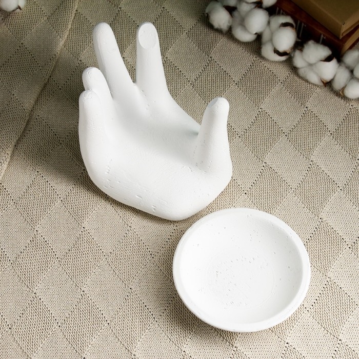 Подсвечник "Рука с подставкой" белый, 17см