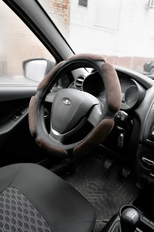 Спонжевая оплетка руля AVS SP-426M-BR ( размер M, коричневый) - Серия "Sponge"